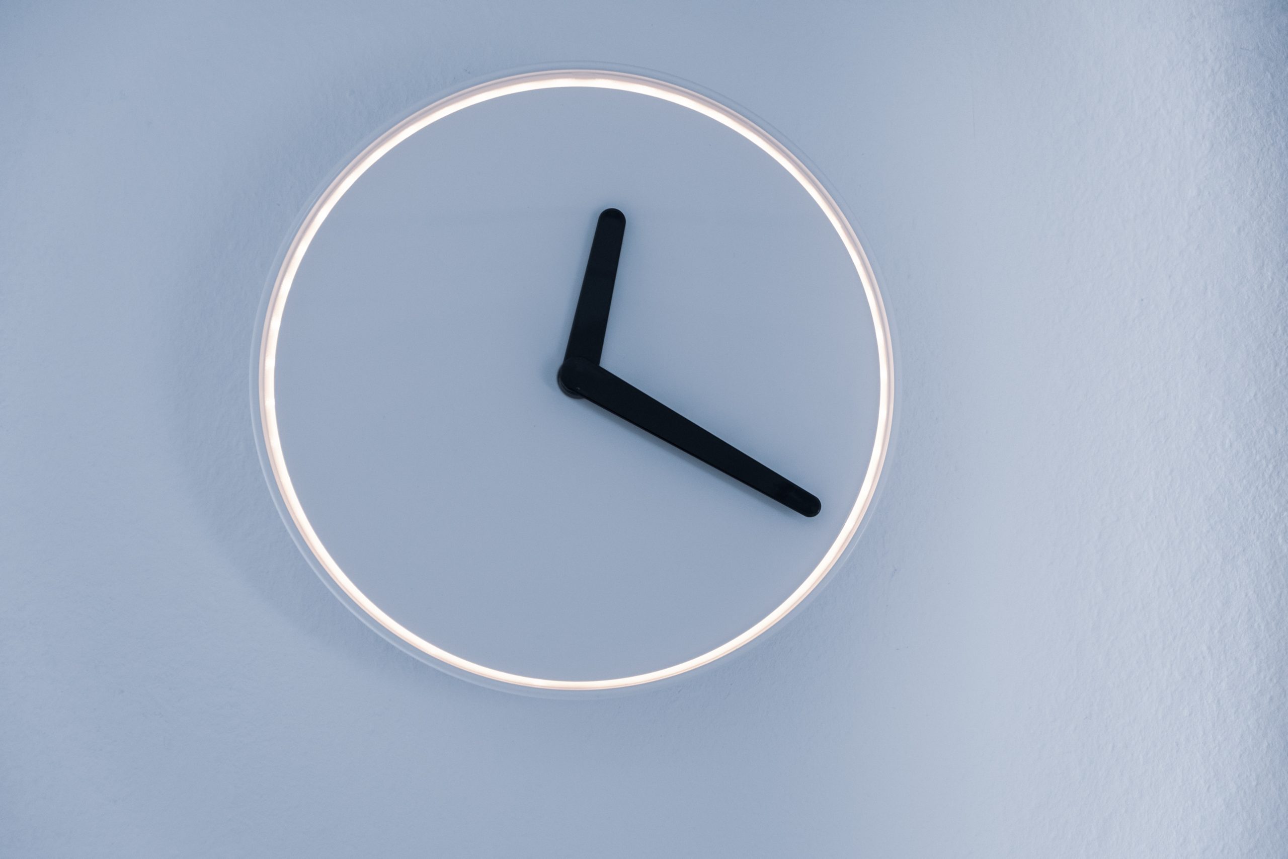 Minimalist Clock by Moritz Kindler